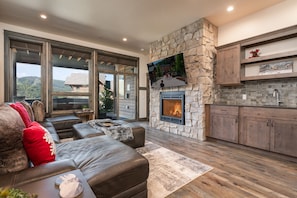 Smart TV, fireplace