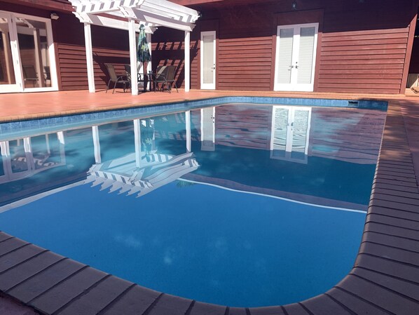 室外游泳池，恒温泳池