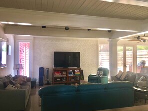 Smart-TV, peis, DVD-spiller og fotballspill