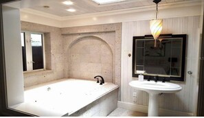 淋浴/盆浴组合、吹风机、毛巾、肥皂