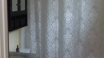 Duschwanne, Haartrockner, Handtücher, Toilettenpapier