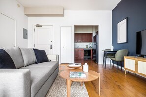 TV, stereo - Gorgeous Loop 1BR w/ Gym, Doorman, walk to L & Parks, by Blueground (Chicago)