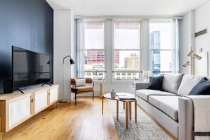 TV, stereo - Gorgeous Loop 1BR w/ Gym, Doorman, walk to L & Parks, by Blueground (Chicago)