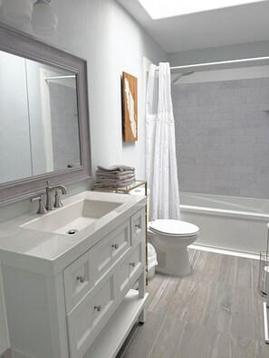 Bañera con ducha, secador de pelo, toallas, jabón