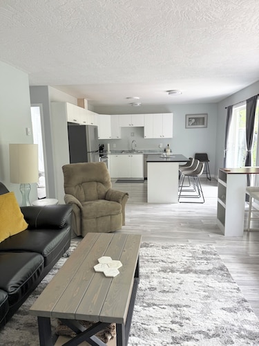 West Coast 3 Bedroom Quiet Home