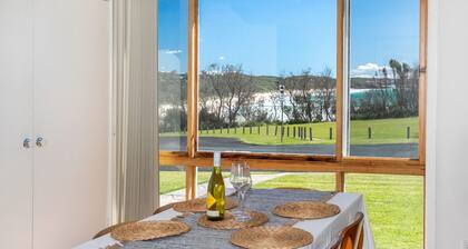 Mcgrath welcomes you to Wave Spray close to the beach and lake