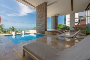 Utendørsbasseng og et oppvarmet basseng