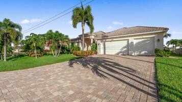 House (Endless Summer) | Property grounds