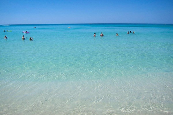 Vlak bij het strand, ligstoelen