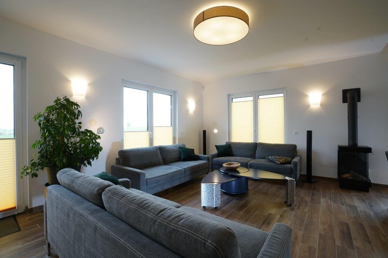 Chimenea, reproductor de DVD y estéreo 