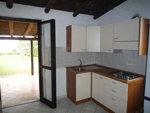 Refrigerador, tostadora, silla alta para bebés, utensilios de cocina