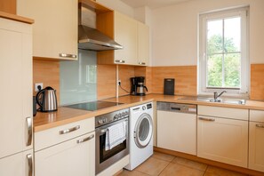 Køleskab, mikrobølgeovn, ovn, kogeplade