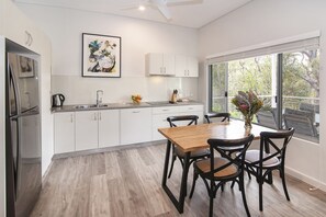 Fridge, microwave, stovetop, dishwasher - Unique Dunsborough Bushland Setting (Quedjinup Dunsborough)