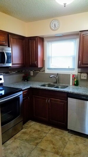 Kjøleskap, mikrobølgeovn, ovn og oppvaskmaskin