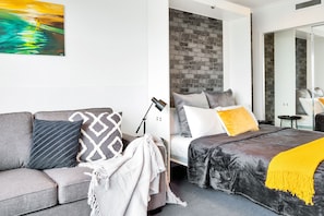 Estudio, 1 cama Queen size y sofá cama | Caja de seguridad en la habitación y decoración personalizada 