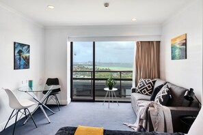 开间, 1 张大床和 1 张沙发床 | 起居区 | 42-英寸电视（配备数码频道）