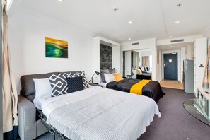 Estudio, 1 cama Queen size y sofá cama | Caja de seguridad en la habitación y decoración personalizada 