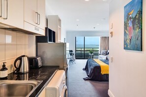 开间, 1 张大床和 1 张沙发床 | 私人简易厨房 | 迷你冰箱、微波炉、烤面包机、厨具/餐具