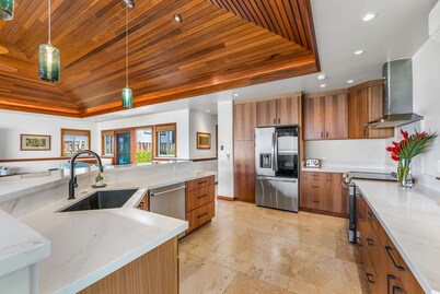 Hale Makai at Diamond Head: Stunning Oceanfront Estate w/Private Pool & AC