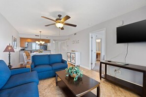 Condo (Commodore 802 (1/2)) | Living room