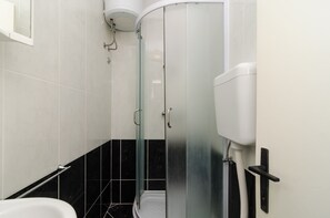 Apartment (Two Bedroom Apartment) | Badezimmer | Dusche, Handtücher