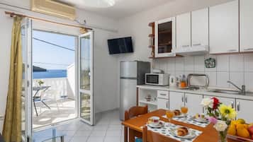 Apartment (One Bedroom Apartment) | Private kitchen | Fridge