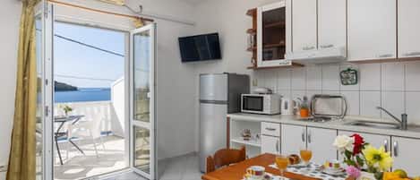 Apartment (One Bedroom Apartment) | Private kitchen