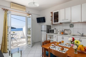 Appartement (One Bedroom Apartment) | Cuisine privée | Réfrigérateur
