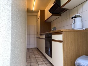 KĂŒhlschrank, Herdplatte, Wasserkocher mit Kaffee-/Teezubehör