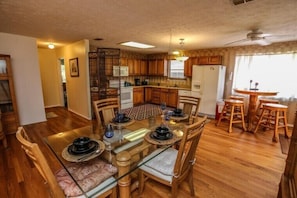House, 2 Bedrooms | Private kitchen