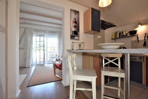 Fridge, oven, dishwasher, coffee/tea maker - Ferienwohnung mit Meerblick, Balkon und Kamin OFC 06 - Nr. 3 Ferienwohnung mit Meerblick, Balkon und (Rerik)