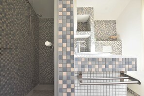 Shower, hair dryer, towels - Ferienwohnung mit Meerblick, Balkon und Kamin OFC 06 - Nr. 3 Ferienwohnung mit Meerblick, Balkon und (Rerik)