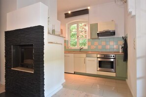 Een koelkast, een oven, een vaatwasser, een koffiezetapparaat/waterkoker