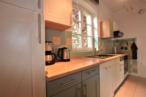 Kühlschrank, Ofen, Geschirrspüler, Wasserkocher mit Kaffee-/Teezubehör