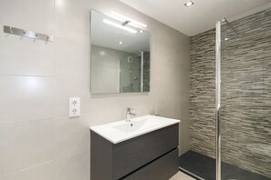 Shower, towels - Nice family apartment in Cambrils - C206-025 STELLA MARIS (Cambrils)