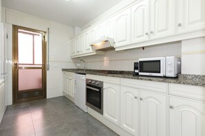 Frigorífico, microondas, horno y lavavajillas