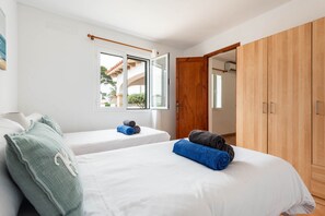 4 chambres, coffres-forts dans les chambres, fer et planche à repasser