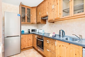 Frigorífico, microondas, horno y placa de cocina