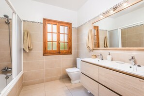 Bathtub, hair dryer, towels, soap - JALIMA (Cala Blanca)
