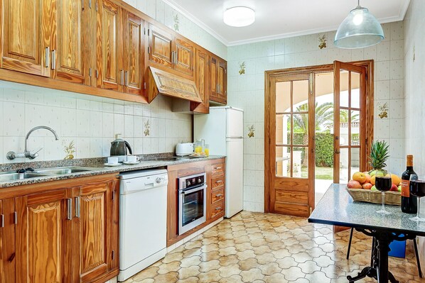 Frigorifero, microonde, forno, piano cottura