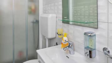 Tweepersoonskamer (Double Room with Private Bathroom) | Badkamer | Een douche, handdoeken