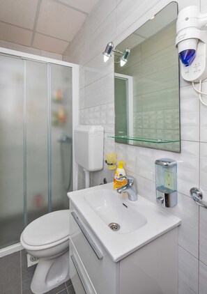 Camera doppia (Double Room with Private Bathroom) | Bagno | Doccia, asciugamani