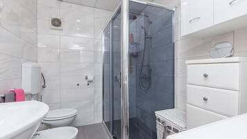 Quarto duplo (Twin Room with Shared Bathroom) | Banheiro | Chuveiro, toalhas de banho