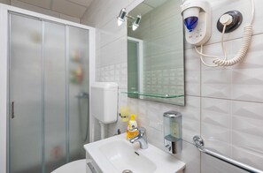 Kahden hengen huone (Double Room with Private Bathroom) | Kylpyhuone | Suihku, pyyhkeet