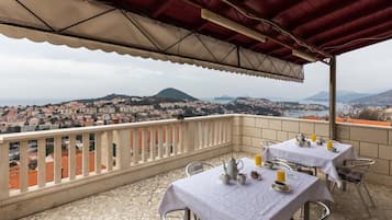 Herbergi fyrir tvo, tvö rúm (Twin Room with Shared Bathroom) | Verönd/útipallur