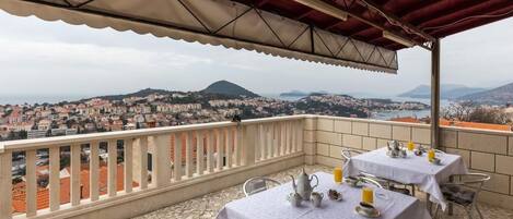 Quarto duplo (Twin Room with Shared Bathroom) | Terraço/pátio