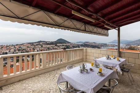 Twin Room (Twin Room with Shared Bathroom) | Terrace/patio. Rooms Ivo