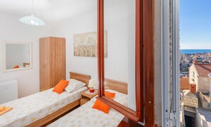 Camera con 2 letti singoli (Twin Room with Shared Bathroom) | 2 camere, Wi-Fi