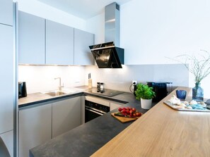 Kjøleskap, ovn, oppvaskmaskin og kaffetrakter/tekoker