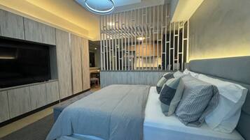 In-room safe, soundproofing, free WiFi, bed sheets